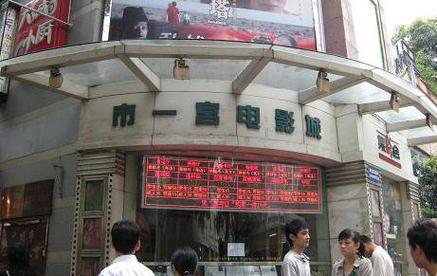 一边亲胸一边摸一边揉的相关介绍