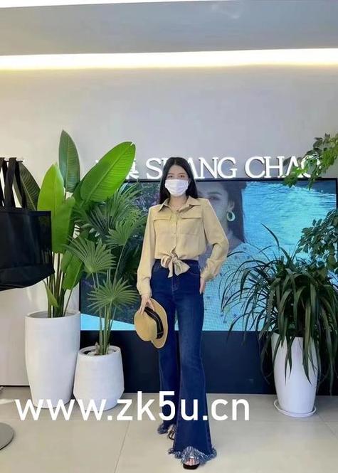 玩弄少妇白嫩高耸的乳峰av的相关介绍