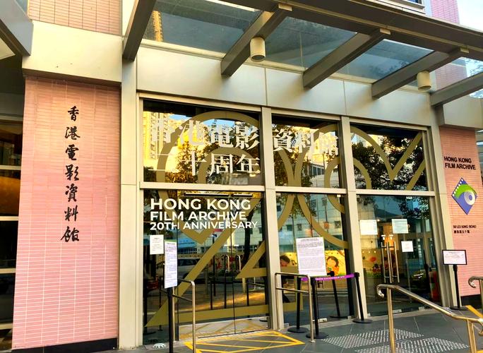 美女很黄18以下别进的相关介绍