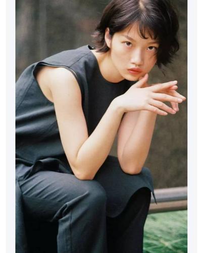 亚洲欧美清纯人妻风格混搭：纯欲人妻写真精选，欧美性感与东方清纯的视觉碰撞