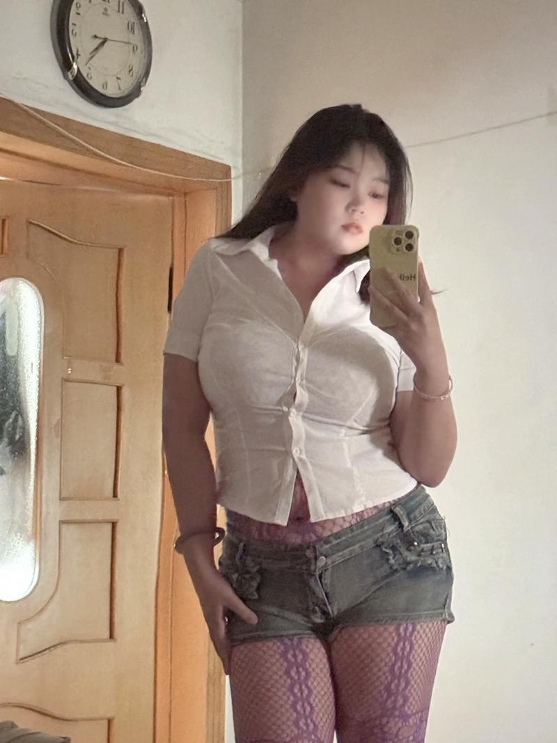 根据您的要求，生成一个SEO标题如下：

**亚洲少妇BBW的魅力：丰腴身材的自信穿搭与时尚指南**  
（长尾关键词：丰腴身材穿搭、自信时尚、BBW时尚指南）
