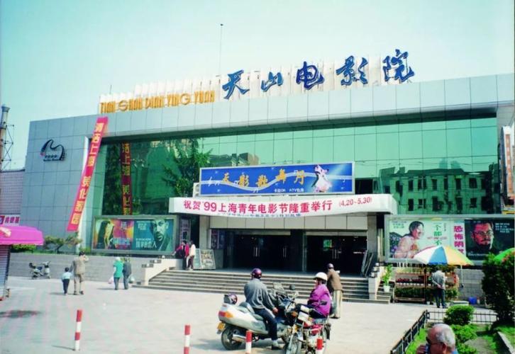 一边亲上面一边舔的相关介绍
